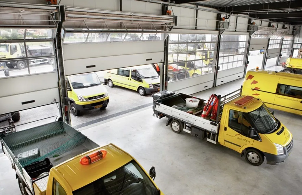 Puertas seccionales en el acceso de un taller